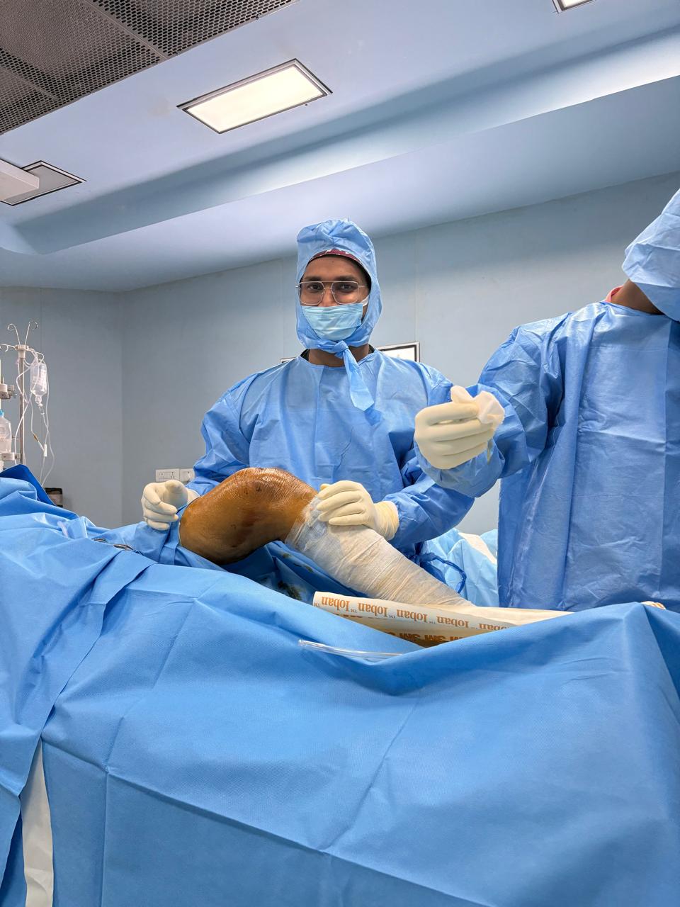Knee arthroscopy and minimally invasive surgical technique